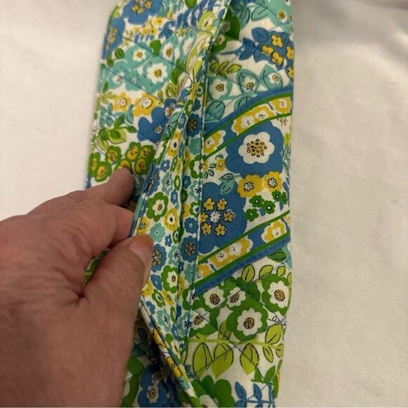 Vera Bradley Retired English Meadow Passport Wallet NWOT - Picture 5 of 5